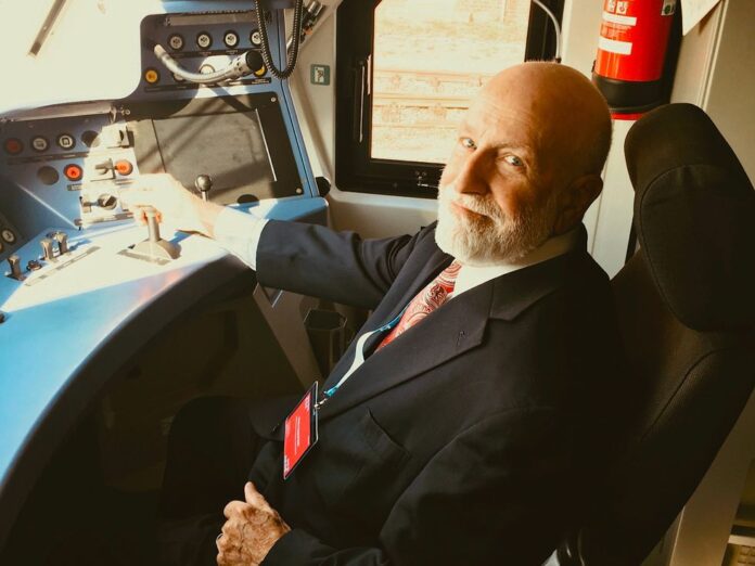 하이드레일-뒤에-있는-남자 하이드레일-뒤에-있는-남자