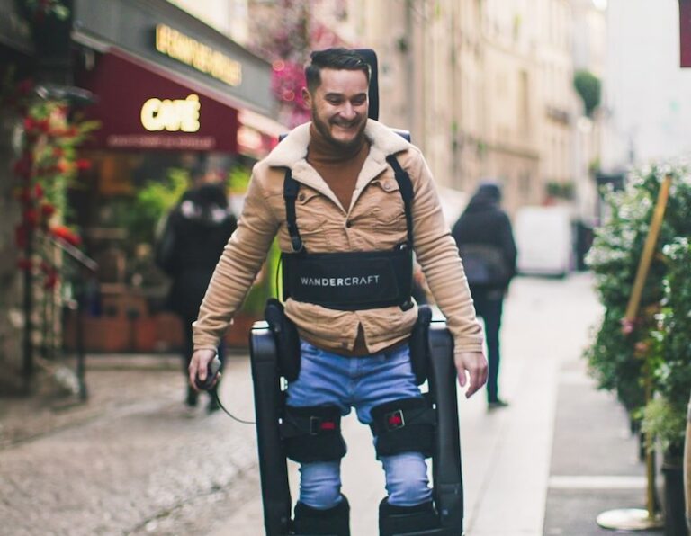 wandercraft는-개인-외골격에-대한-임상-시험을-시작합니다