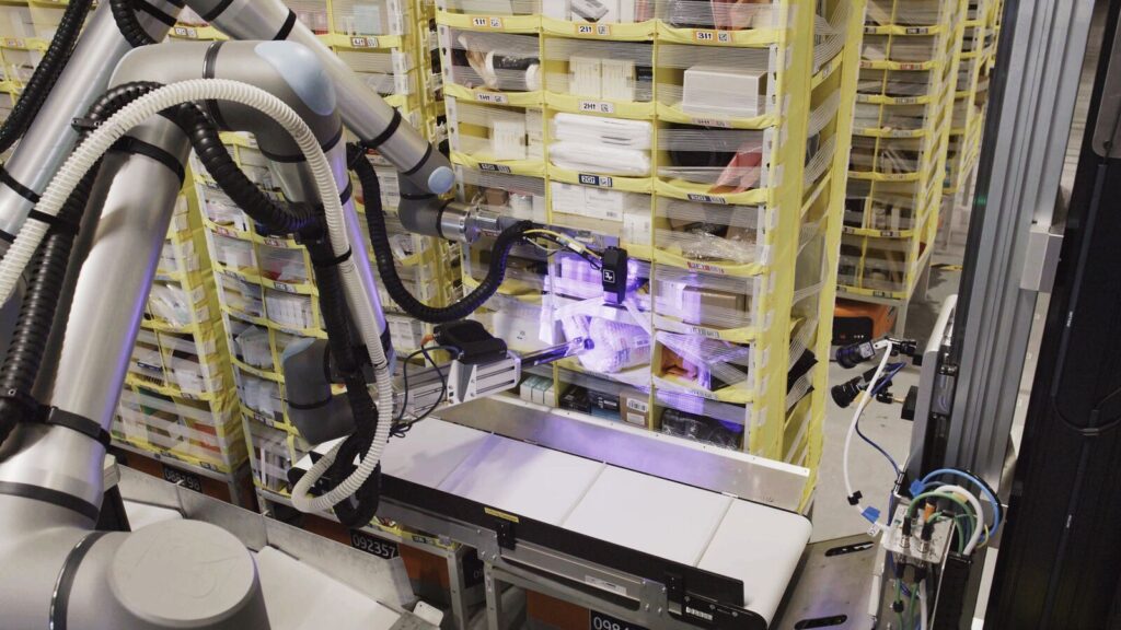Amazon의 Vulcan Robot은 포스 감지를 사용하여 아이템을 넣습니다