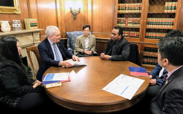 회원의-기록-번호는-미국-의회를-방문하여-기술-정책에-대해-이야기합니다.