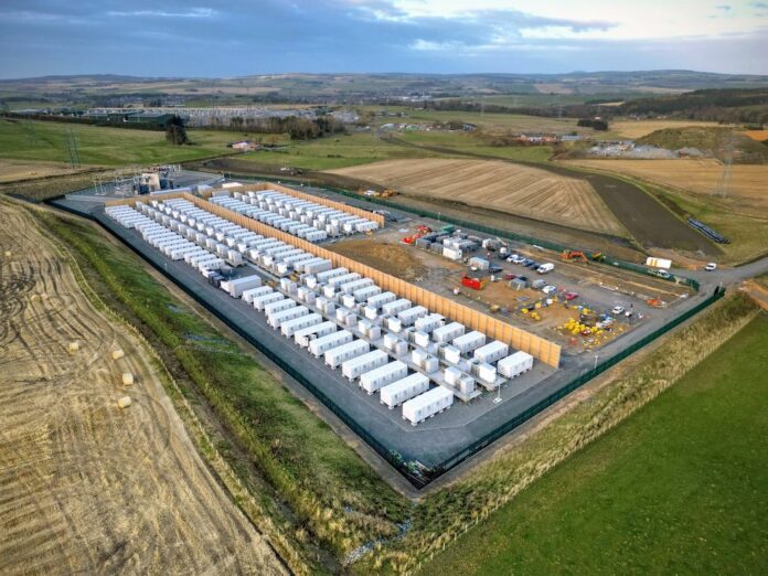 그리드-규모의-배터리는-스코틀랜드-전원-공급-장치를-안정화시킵니다