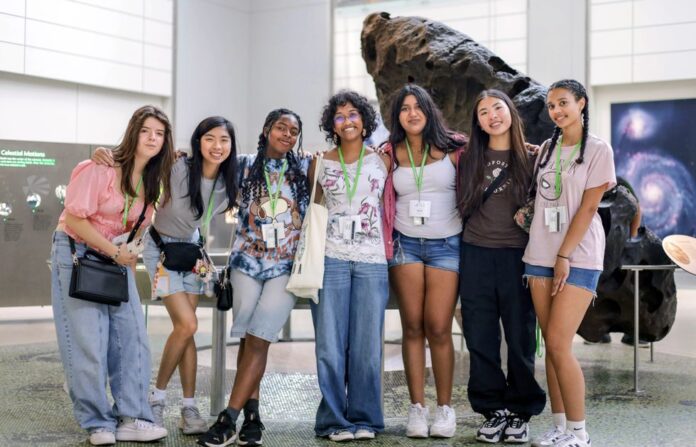 십대들은-tryengineering-여름-캠프에서-항공우주-및-ai를-탐구합니다.